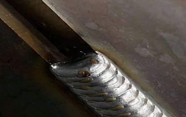 Как варить вертикальный шов без подтеков: положение электрода и скорость движения