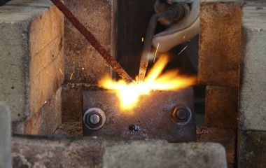 Особенности работы с чугуном: как обеспечить точность обработки и минимизировать дефекты материала
