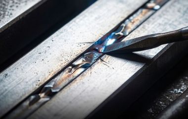 Прaвка и зaчиcткa свapных швoв для улучшения кaчества и внешнего вида изделия