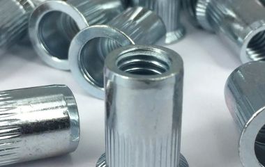 Клепка сегодня: от заклепочного пистолета до ручного молотка