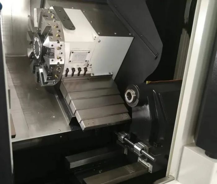 Горизонтальный токарный станок с ЧПУ TZ-750M с наклонной станиной