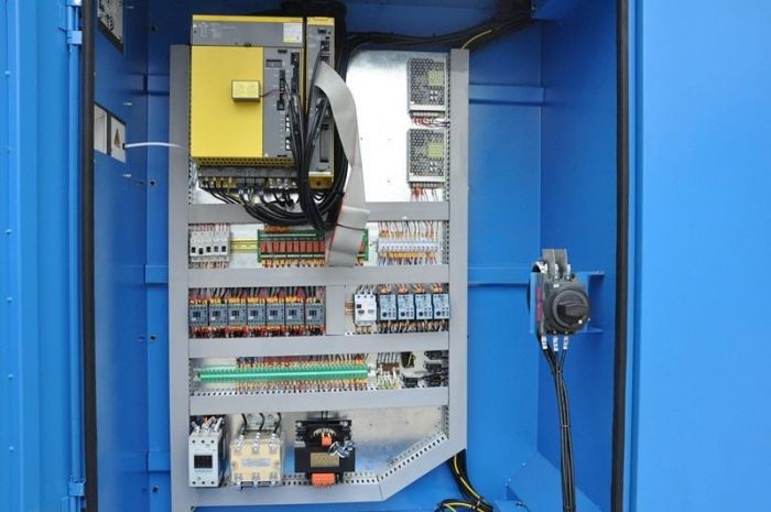 Вертикальный фрезерный обрабатывающий центр с ЧПУ VM1160 (спецификация 2)