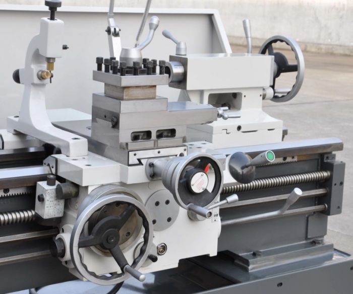 Универсальный токарно-винторезный станок 16К30
