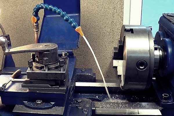 принцип подачи СОЖ на токарном станке